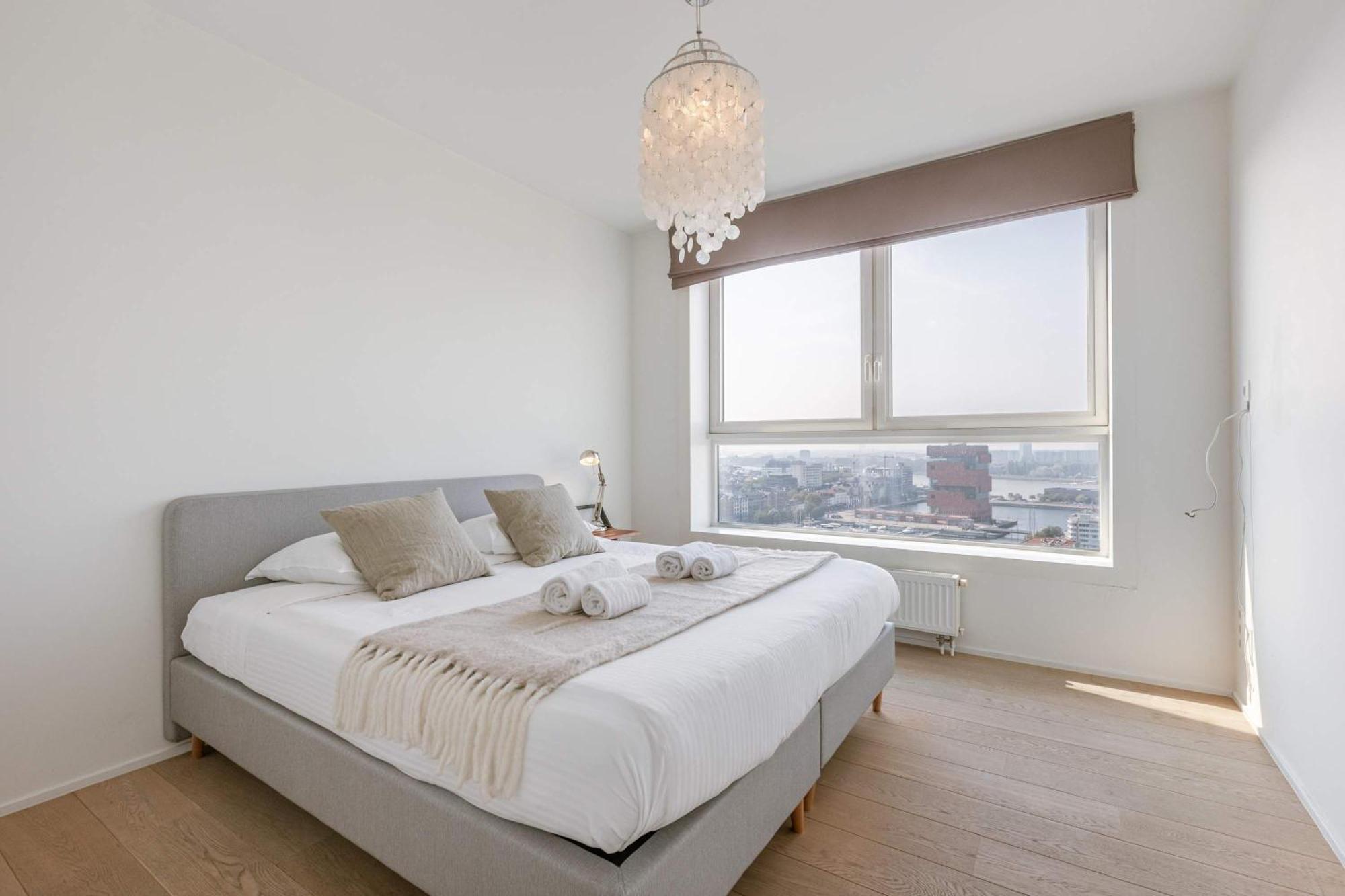 Modern With Views & 2 Bedrooms Antwerp