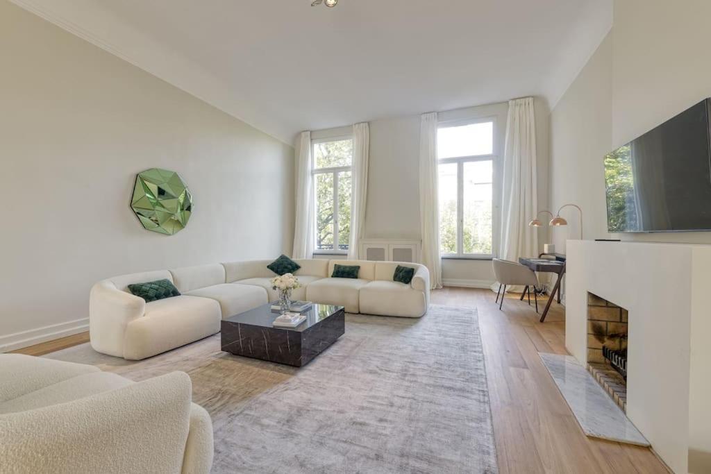 Luxurious 3 Bedrooms Center *