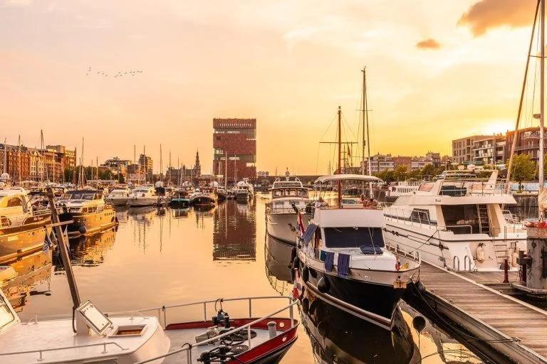 Stylish On The Waterfront Near Historic Center Ferienhaus