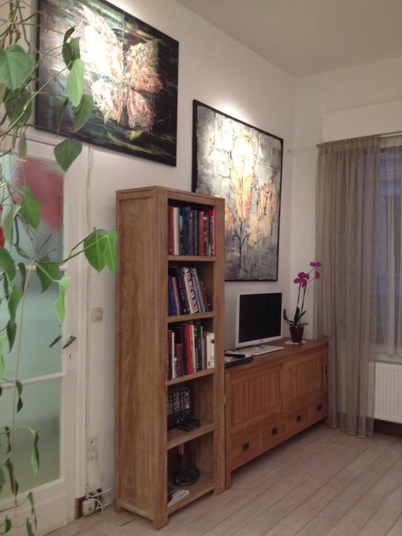 Corner Art House