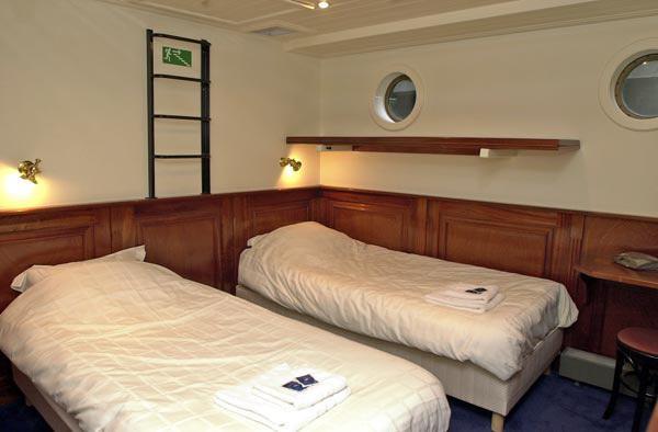Boat Barkentijn Marjorie Botel 2*