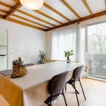 Digital Nomad Station - Bedroom With Desk Nearby Station And Parking