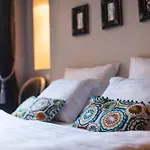 Hotel Diamonds And Pearls