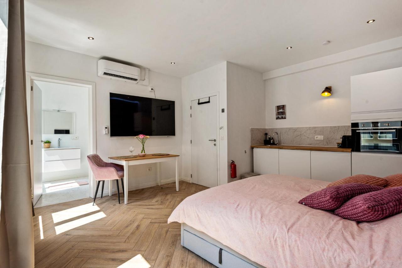 Center In Quiet Street & Airco *