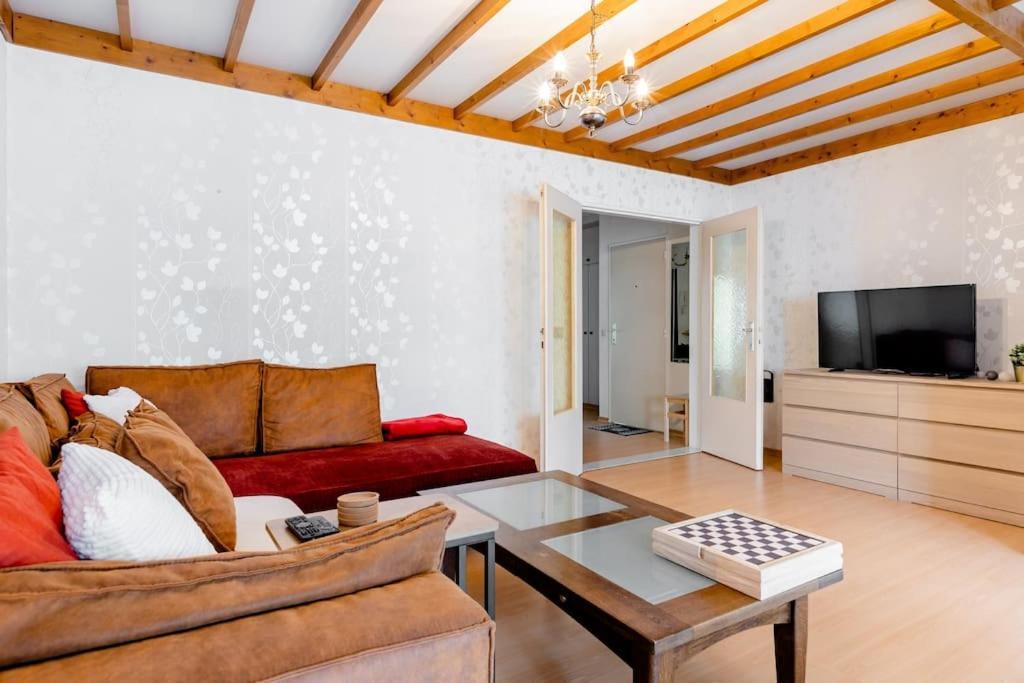 Homestay Digital Nomad Station: Work-ready Near Transit *