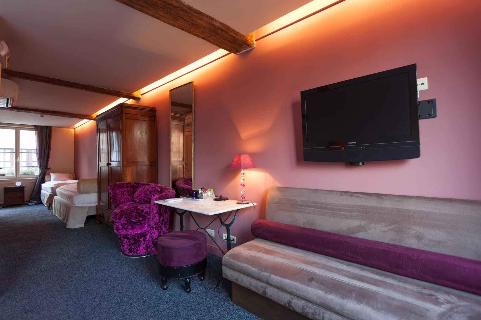 Diamonds And Pearls Hotel