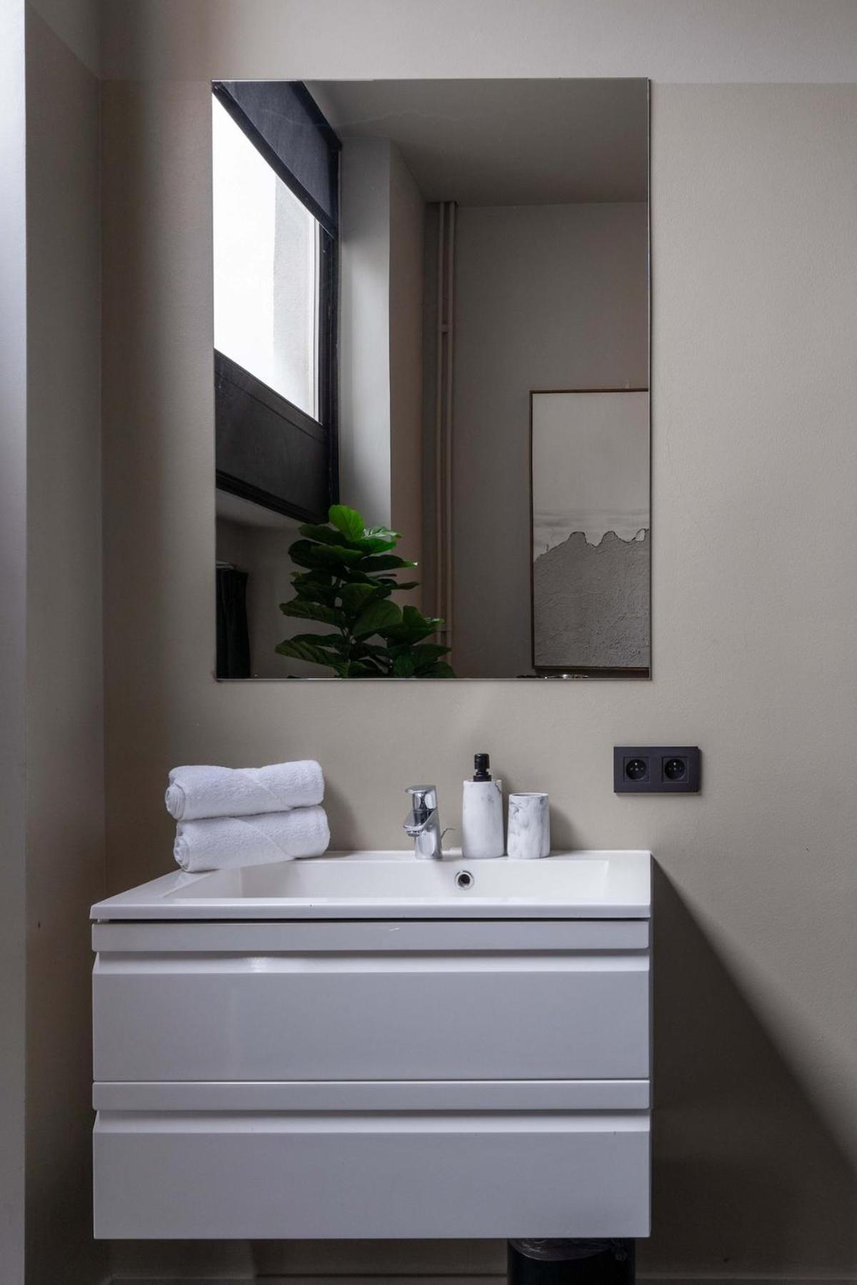Stylish With Private Patio, Perfect For 4 Apartment Antwerp
