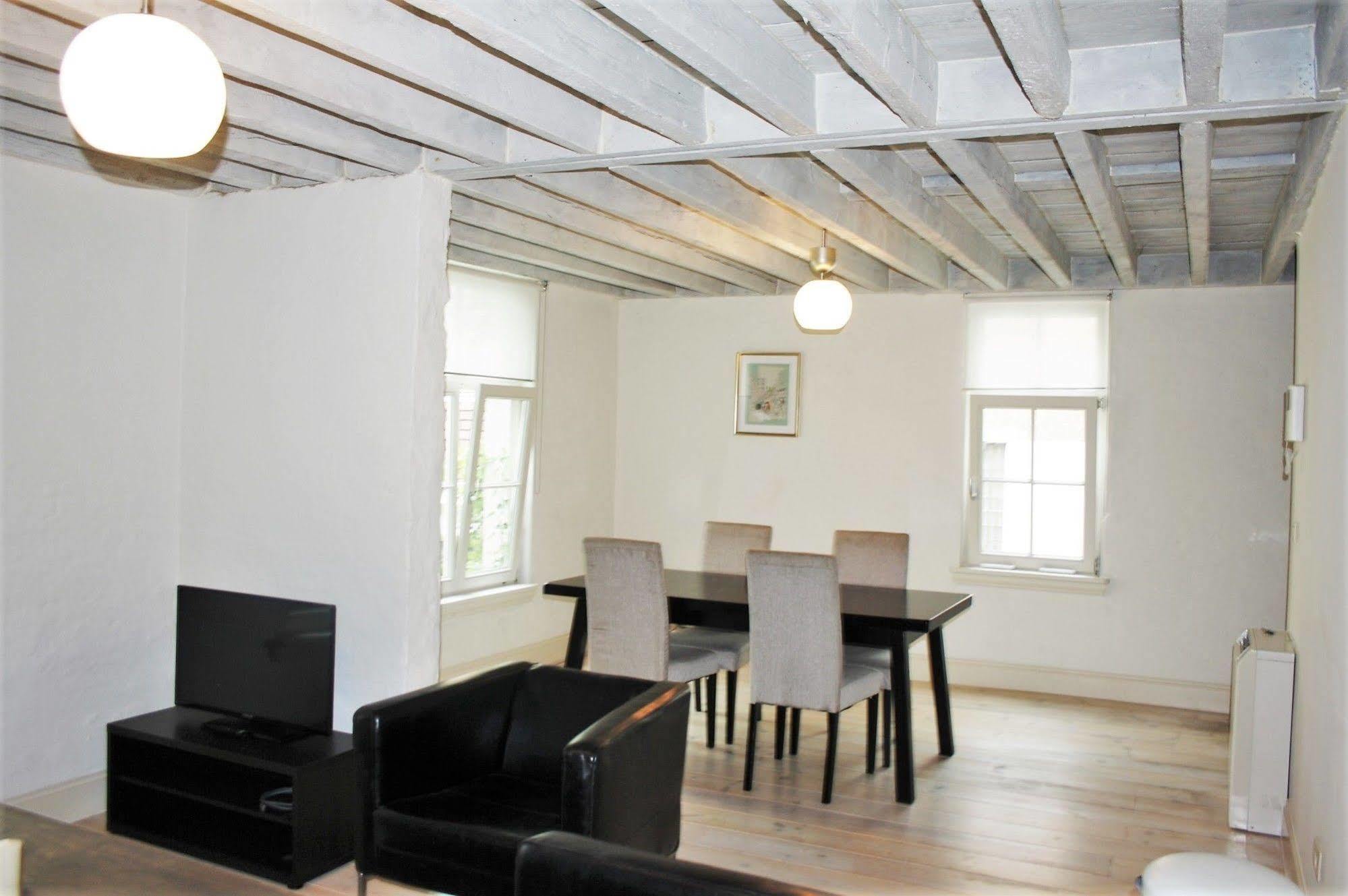 Traditional Modern Centre Apartment *